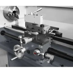 Konvencionalna univerzalna metalna tokarilica 330x700 230V s postoljem i alatom za rezanje CORMAK